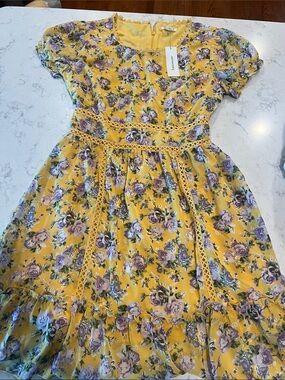 Francesca's Collections Yellow Floral Lace-Trim Casual Dress